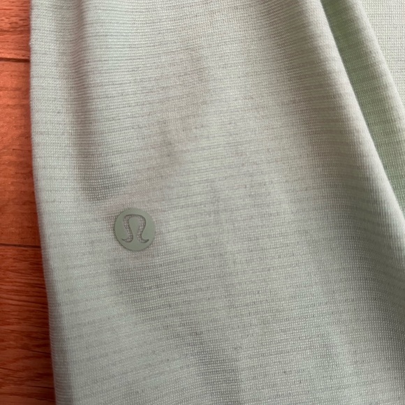 Lululemon Polo size medium.   Excellent used condition. - Picture 4 of 7